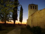 iglesia y cipreses